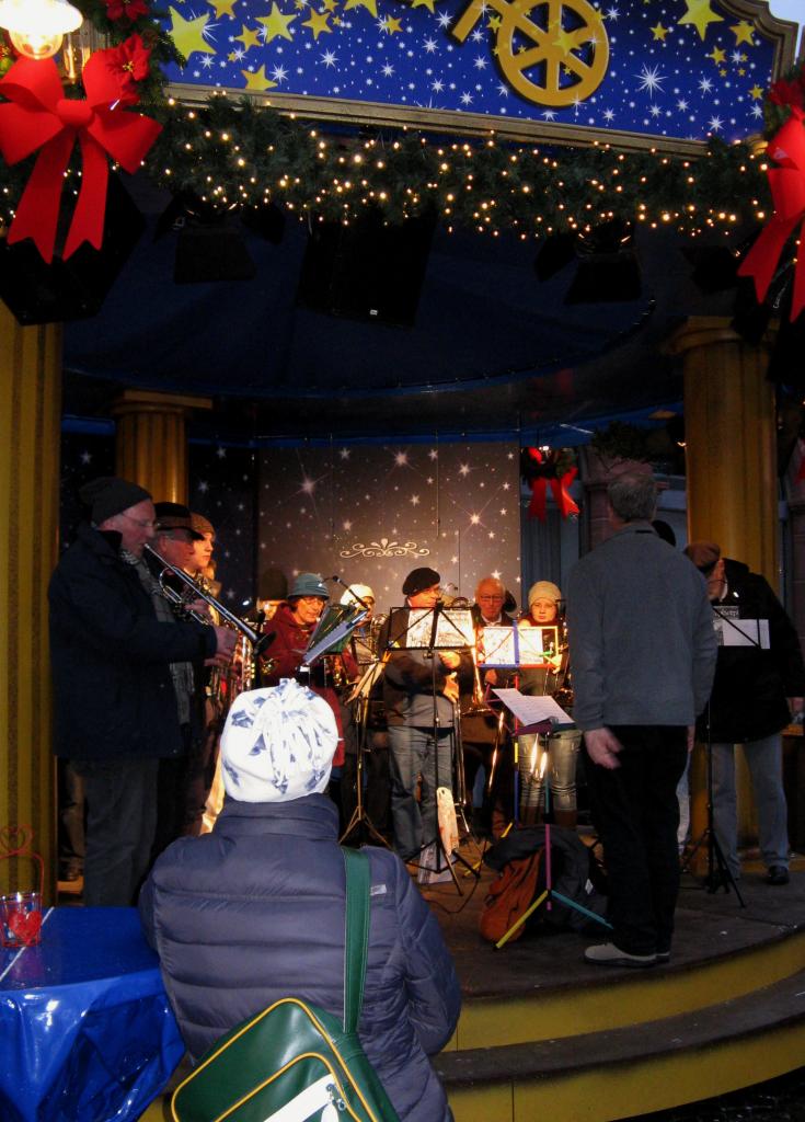 Orchestre de cuivres/chants de Noël au marché de Noël