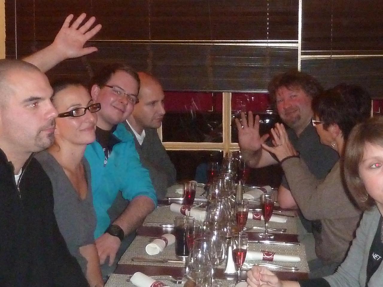 Rencontre convivial au restaurant avec les compagnes