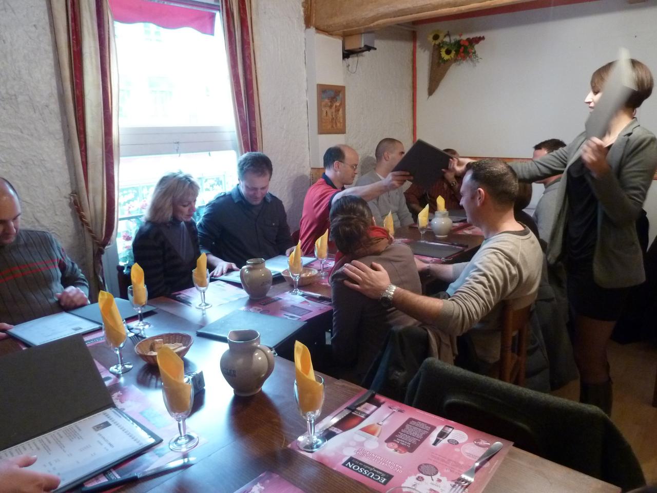 Rencontre convivial au restaurant avec les compagnes