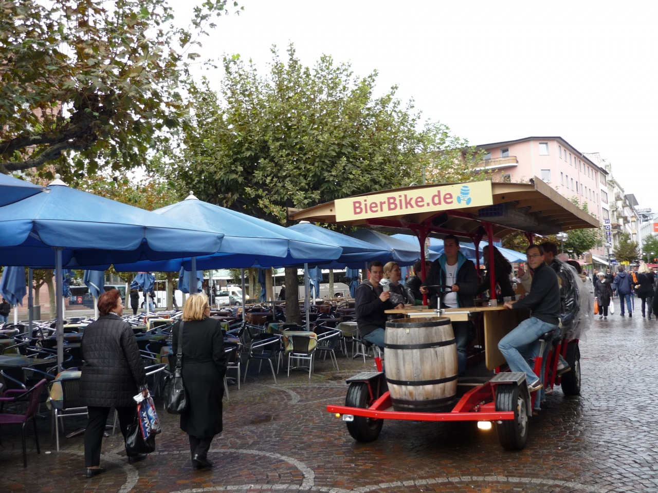 Boire une bière en pédalant en musique.