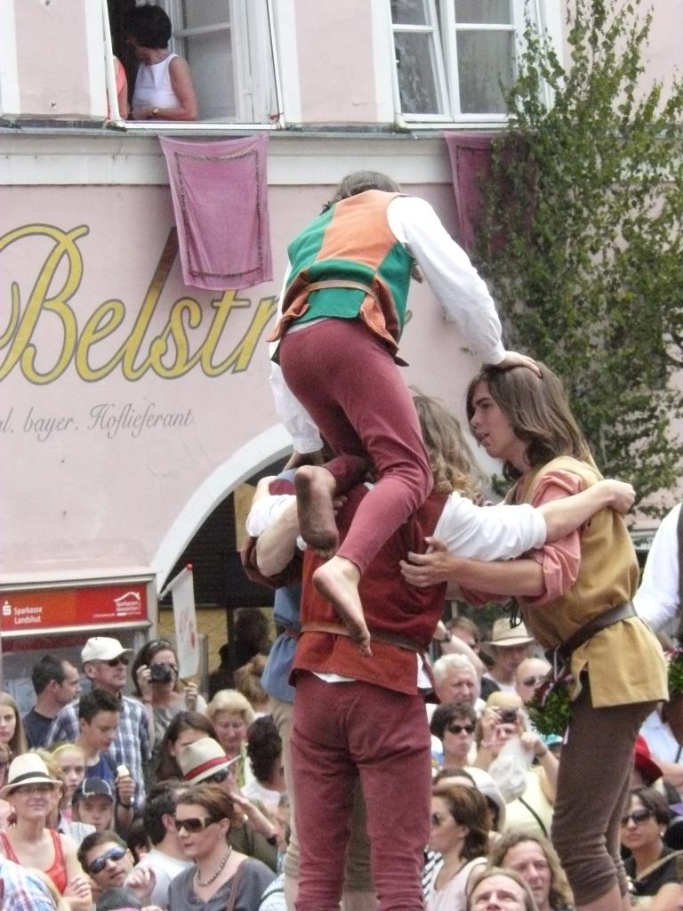 Hochzeitszug les acrobates