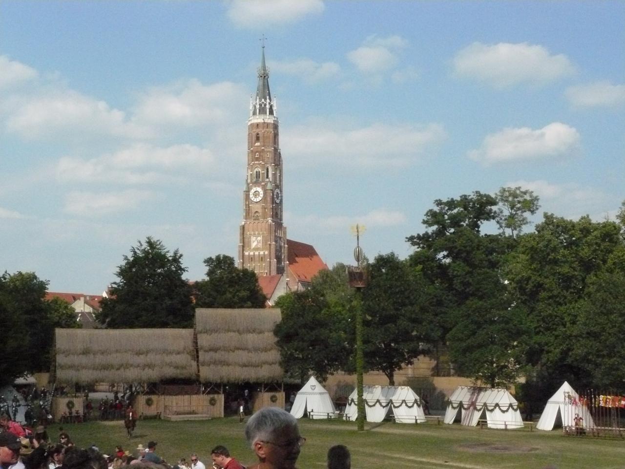 Sankt Martin en arrière plan du Turnierplatz