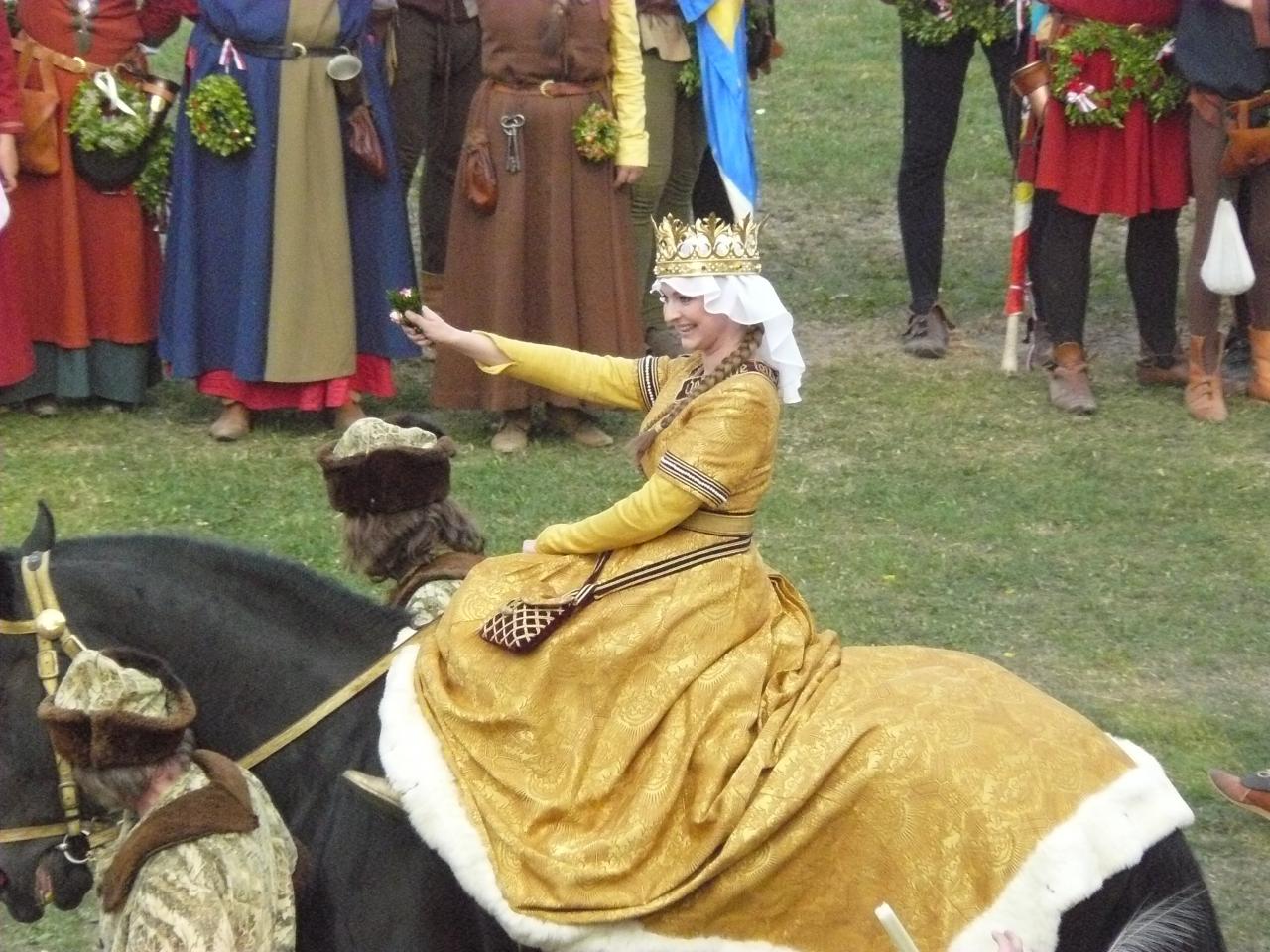 La mariée quitte la place du tournoi