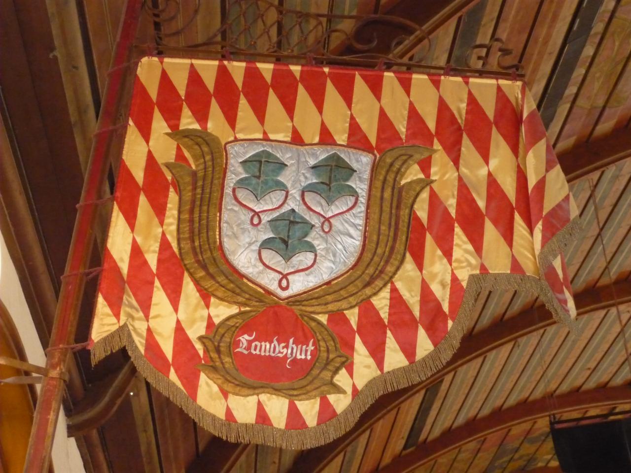 Fanion dans la grande salle des fêtes de la Hofbräuhaus