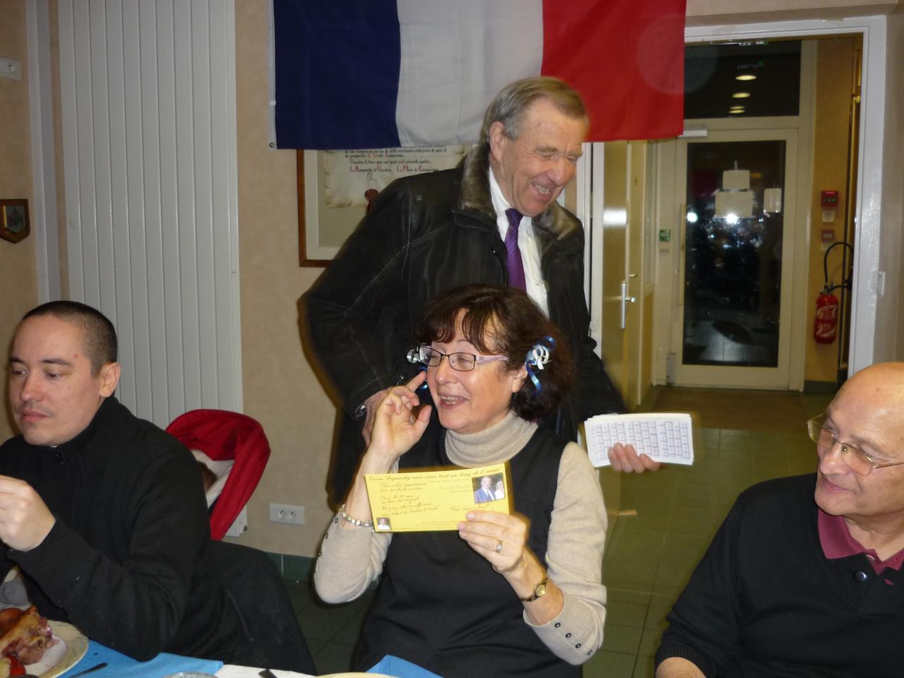 Lucien remet son calendrier à Dominique.