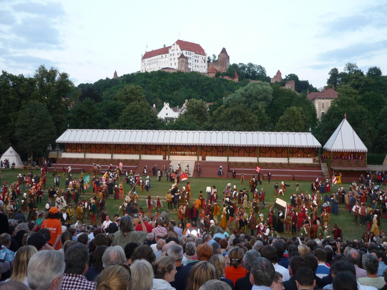 Burg Trausnitz en arrière plan du Turnierplatz
