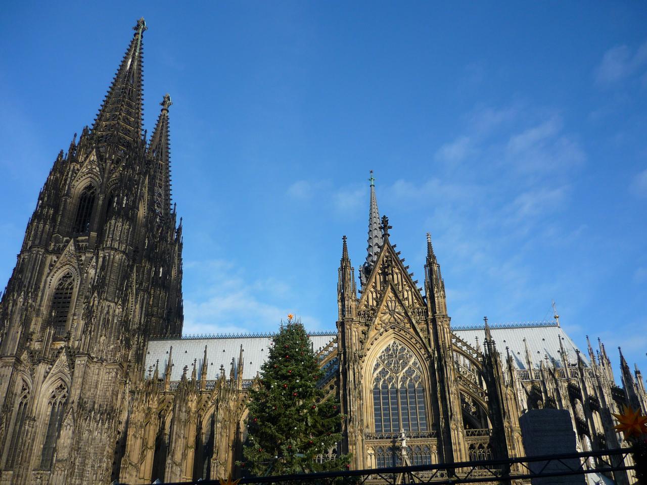 Der Dom unter blauem Himmel