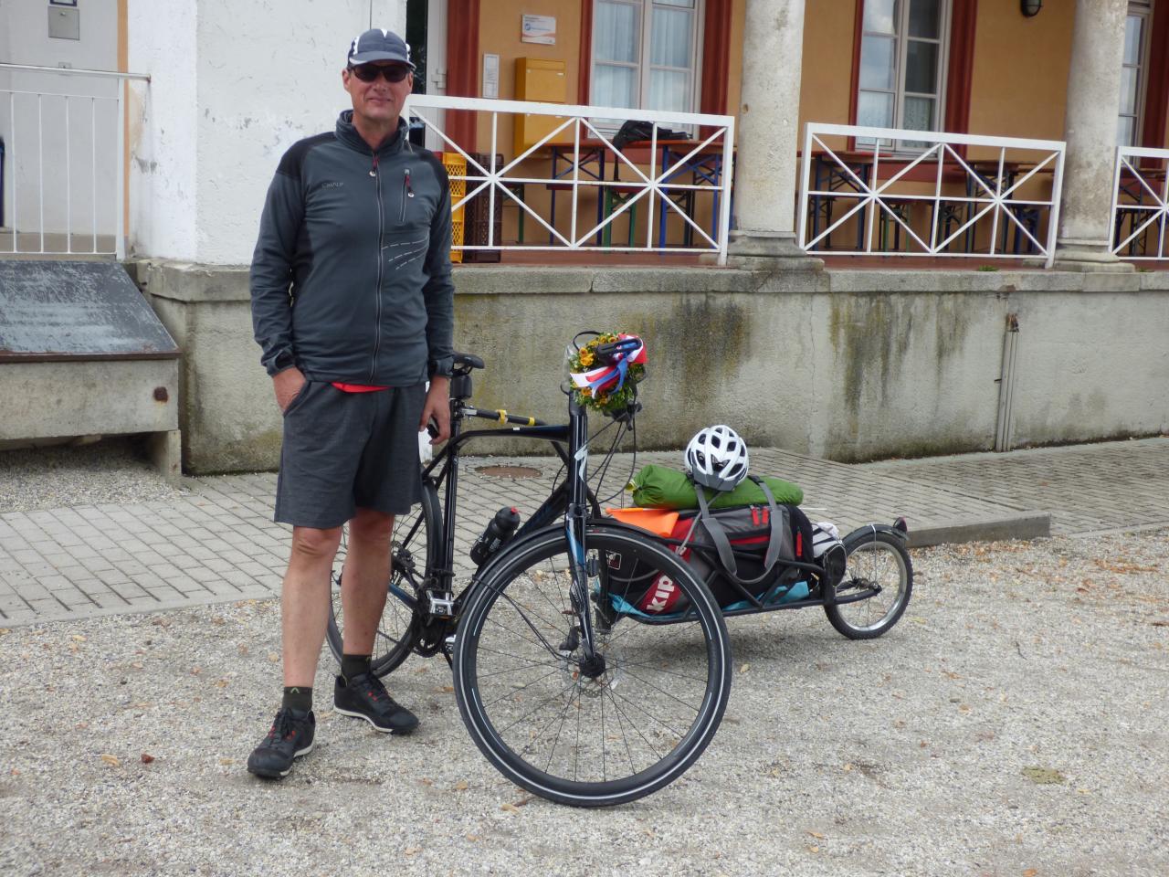 Patrice, son vélo et sa remorque à l'auberge de jeunesse à Landshut après 1200km