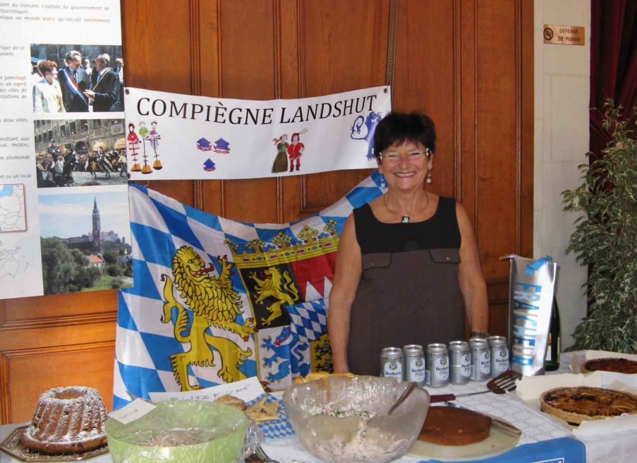 Michèle devant le buffet de l'association