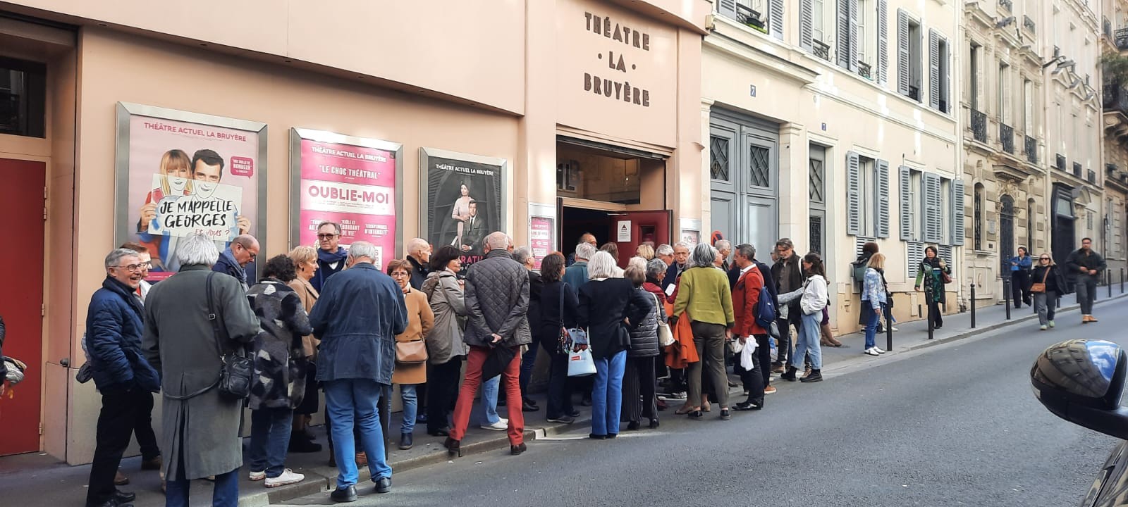 Devant le théâtre