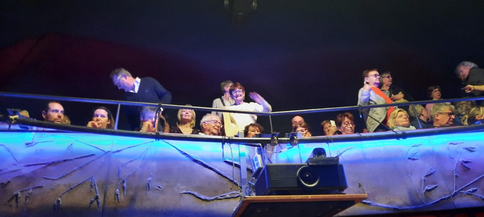 Dans le théâtre