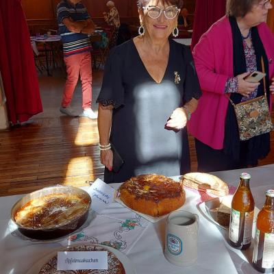 Michèle devant le buffet  préparé par l'association