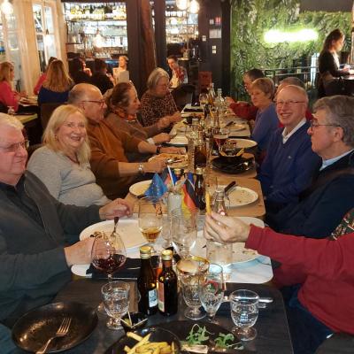 Sich an den Tisch setzen :  se mettre à table