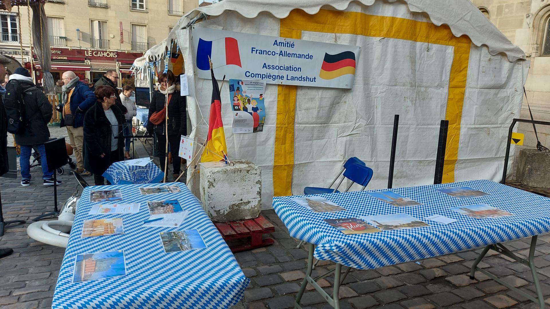 Le stand devant l'hôtel de ville