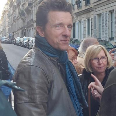Stéphane Roux à la sortie du théâtre La Bruyère