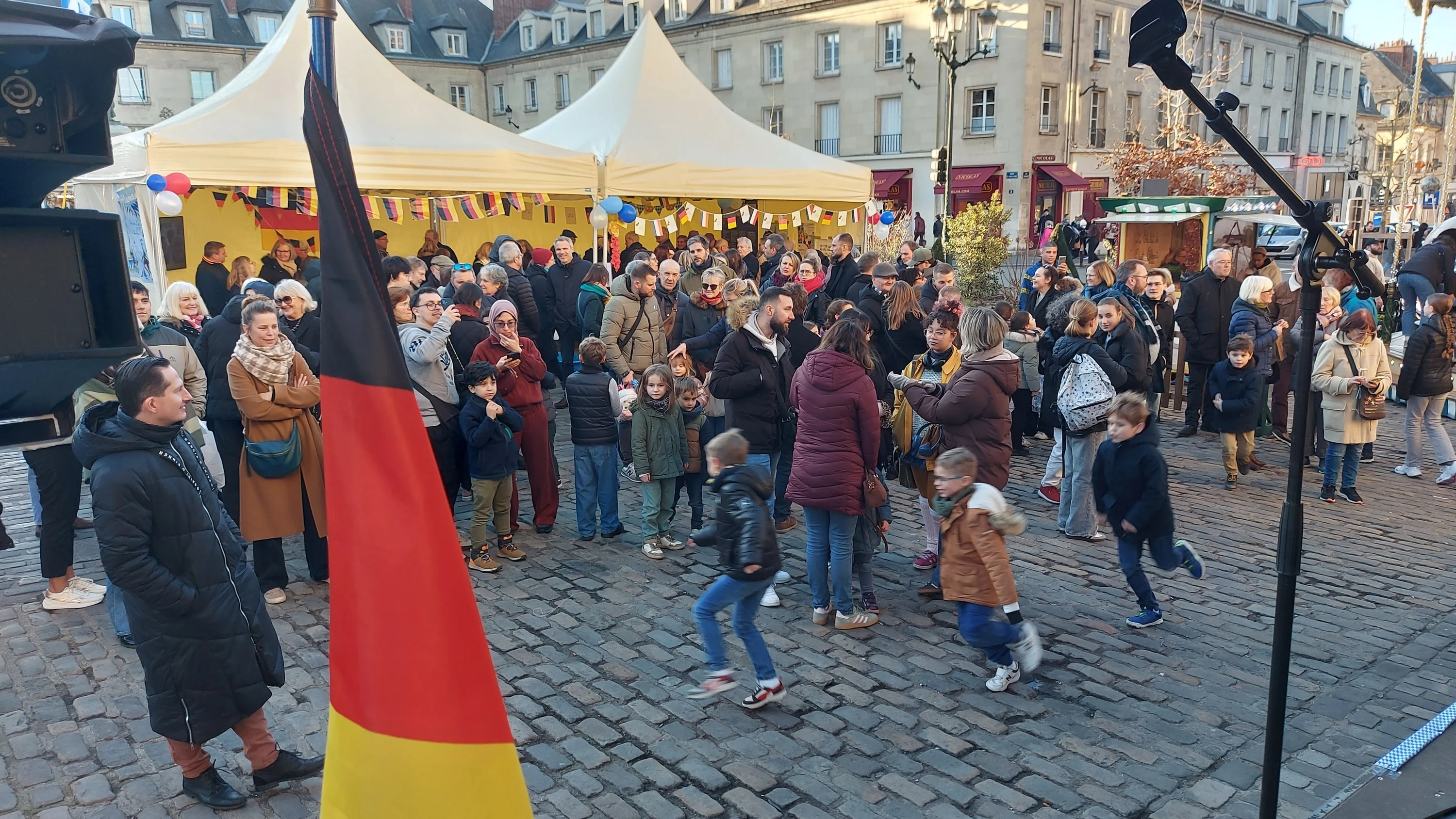 Les enfants s'échauffent avant de chanter