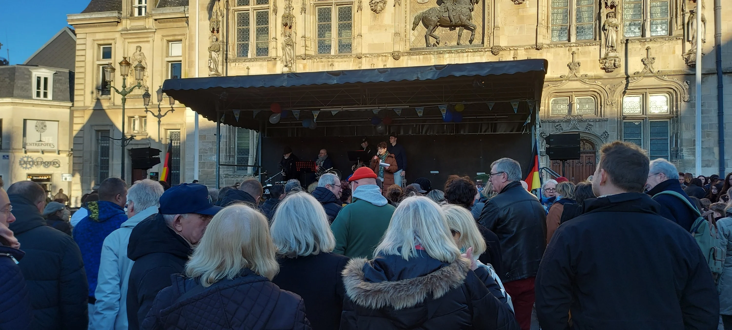 Michèle présente les artistes devant un nombreux public