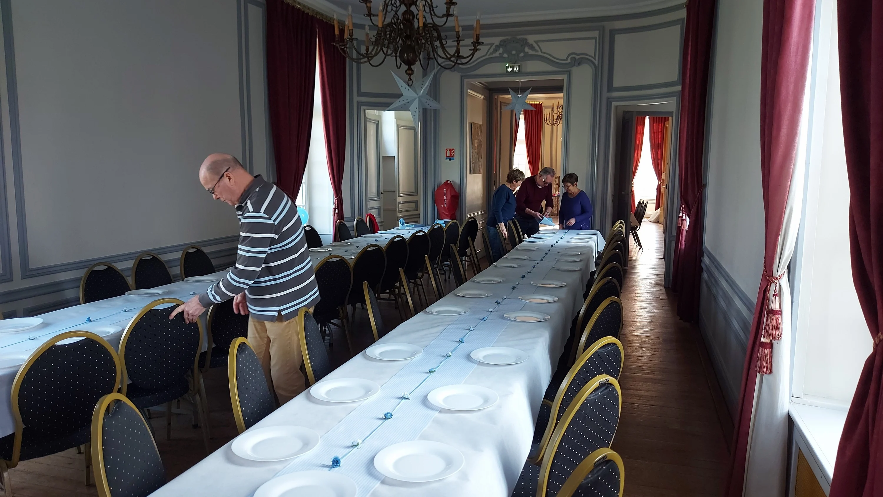 les chaises alignées