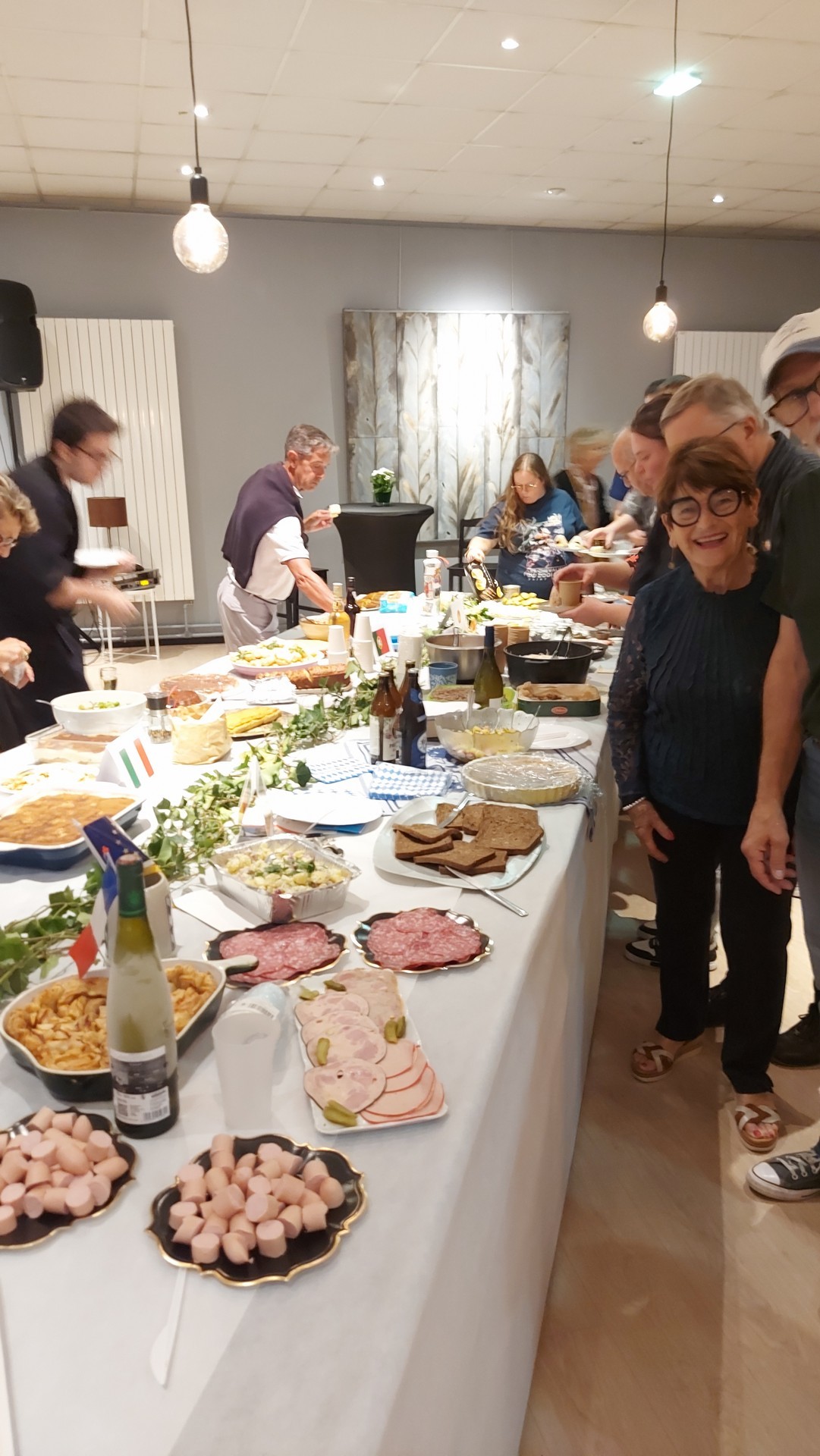 Michèle devant le buffet préparé